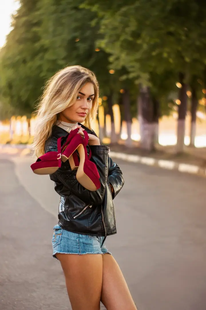 Model in tegenlicht, gezicht deels zichtbaar